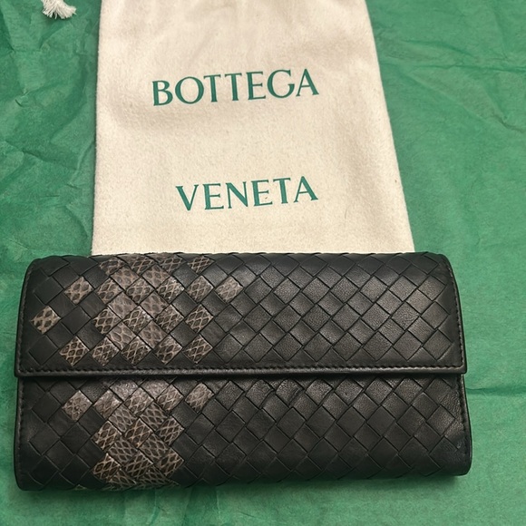 Bottega Veneta Black and Brown Woven Wallet - Picture 10 of 10